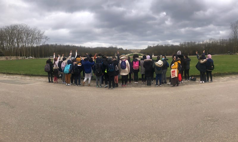 image des élèves dans les jardins du Château de versailles